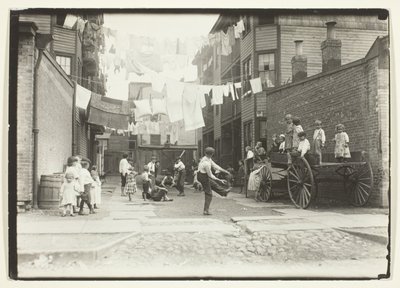 Speeltuin in een Molendorp (Speeltuin in een steegje met huurkazernes), Boston door Lewis Wickes Hine
