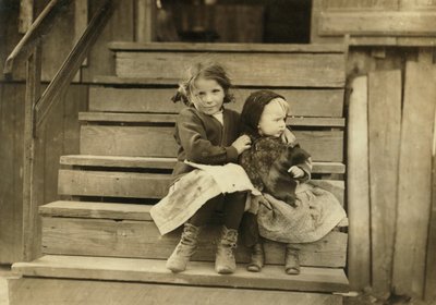 Portret van een jong meisje dat voor haar babyzusje zorgt terwijl de rest van de familie werkt in de plaatselijke conservenfabriek, Bayou La Batre, Alabama, VS door Lewis Wickes Hine