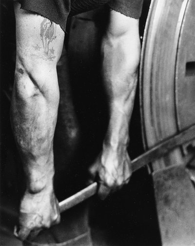 Spoorwegarbeider - Aandraaien van wiel, 1925, gedrukt 1931 door Lewis Wickes Hine