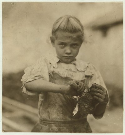 Rosie, 7 jaar oud, analfabeet, werkt voor het tweede jaar als oesterschiller bij Varn und Platt Canning Company, Bluffton, South Carolina, 1913 door Lewis Wickes Hine