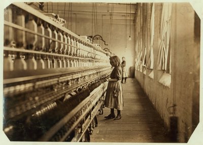 Sadie Pfeifer, slechts 4 voet lang, werkt al 6 maanden bij Lancaster Cotton Mills, South Carolina, 1908 door Lewis Wickes Hine