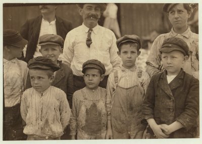 Garnaalplukkers zo jong als 5 en 8 bij de Dunbar, Lopez, Dukate Co, Biloxi, Mississippi, 1911 door Lewis Wickes Hine