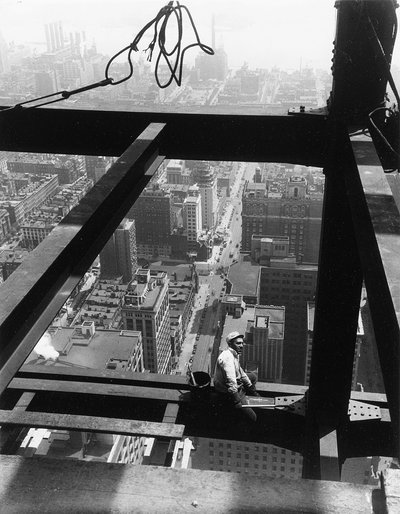 Zittend op een balk, het Empire State Building door Lewis Wickes Hine