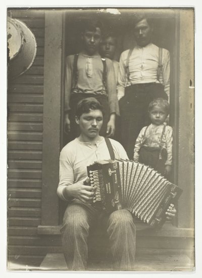 Slowaakse staalarbeider in de regio Pittsburgh ontspant na het avondeten door Lewis Wickes Hine