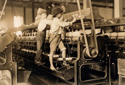 Spindeljongens in een katoenfabriek in Georgia ca. 1909 (foto) door Lewis Wickes Hine