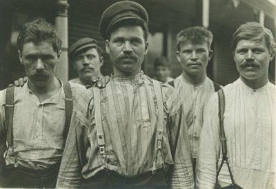 Staalwerkers bij het Russische Pension, Homestead, Pennsylvania, 1907-8 door Lewis Wickes Hine