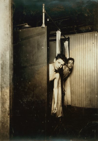 Telegraafjongens gebruiken douches, Postal Tel. Co., Broadway, New York, 1910 door Lewis Wickes Hine