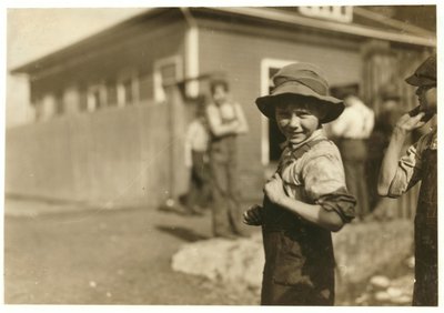 Tienjarige Charlie Foster, niet in staat om te lezen, met een vaste baan bij Merrimack Mills, Huntsville, Alabama, 1913 door Lewis Wickes Hine