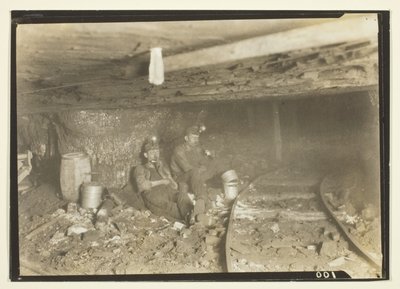 Deze mijnwerkers houden van hun lunch en een beetje rust in zulke lage ruimtes door Lewis Wickes Hine