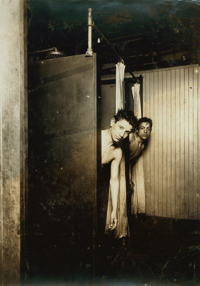 Twee jongens douchen bij Postal Telegraph Company, Broadway, New York City, New York, VS, ca. 1910 door Lewis Wickes Hine