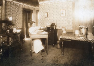 Vrouw die borstelharen in tandenborstels steekt in haar keuken, c.1912 door Lewis Wickes Hine