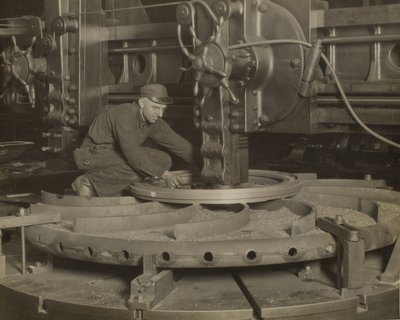 Arbeider bij slijpmachine door Lewis Wickes Hine