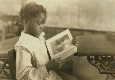 Meisje leest boek in klaslokaal, Pleasant Green School, Marlinton, Pocahontas County, West Virginia, VS, ca. 1921 door Lewis Wickes Hine