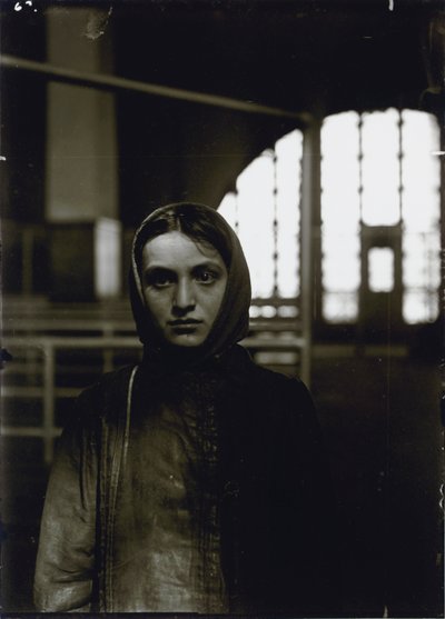 Jonge Russische jodin, Ellis Island, 1905 door Lewis Wickes Hine