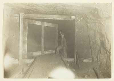 Jonge pelsjagerjongen in kolenmijn in West Virginia) door Lewis Wickes Hine