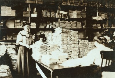 Jonge vrouwen die papieren sorteren in een opslagruimte, c.1905 door Lewis Wickes Hine