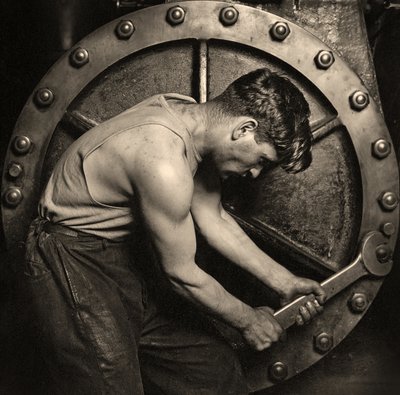 Close-up van een krachtcentrale monteur die aan een stoompomp werkt ca. 1920 door Lewis Wickes Hine