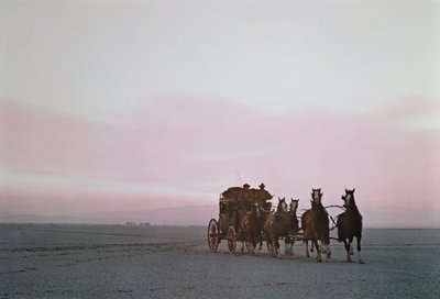 Een Wells Fargo postkoets op een moderne publiciteitsrit op de Western Plains door Unbekannt Unbekannt