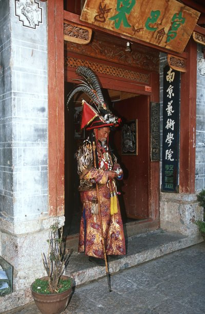 China, Yunnan, Lijiang, man in traditionele Naxi-kostuum door Unbekannt Unbekannt