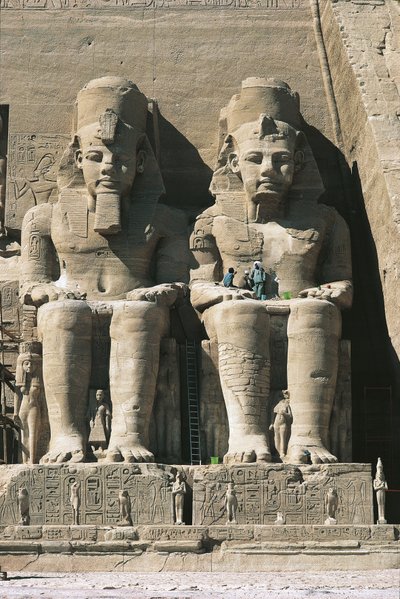 Kolossale zandstenen figuren van zittende Ramses II door Unbekannt Unbekannt