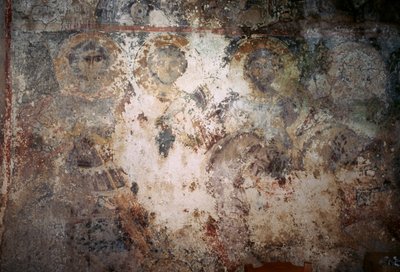 Beschadigde fresco met heiligen, kerk van Metamorphosis Sotiros, Voutas, Kreta, Griekenland (foto) door Unbekannt Unbekannt