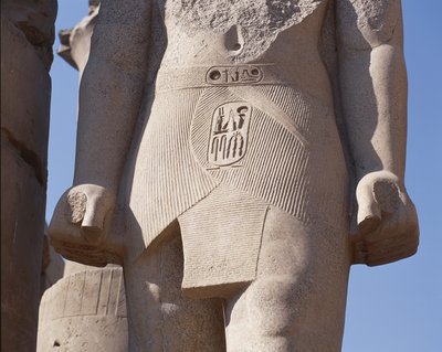 Detail van kolossaal standbeeld van farao met cartouche van Hof van Ramses II door Unbekannt Unbekannt