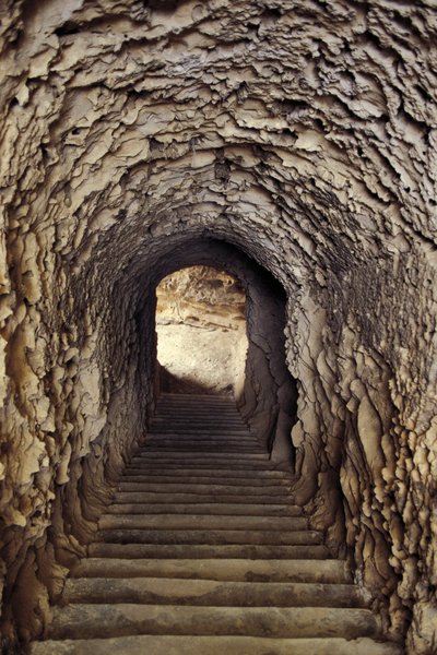 Catacomben van Kom-esh-Shuqafa, interieur van het hypogeum, Alexandrië, Egypte door Unbekannt Unbekannt