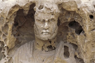 Egypte, Alexandrië, Catacomben van Kom-esh-Shuqafa, interieur van het hypogeum, (detail) door Unbekannt Unbekannt