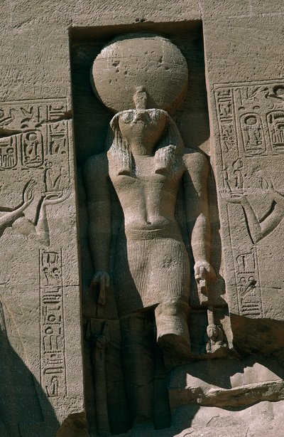 Egypte, Nubië, Abu Simbel, Grote Tempel van Ramses II, façade, nis met standbeeld van zonnegod Ra door Unbekannt Unbekannt