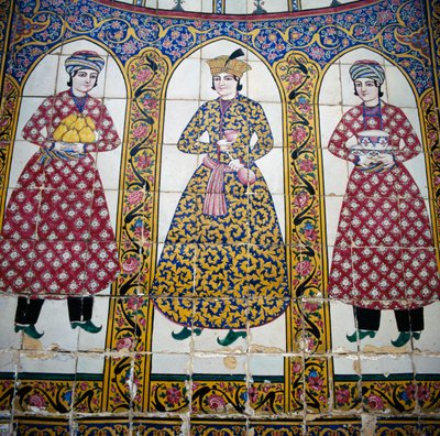 Vrouwelijke figuren in traditionele Perzische kleding, majolica tegeldecoratie, Qavam huis ook bekend als Narenjestan e Ghavam door Unbekannt Unbekannt