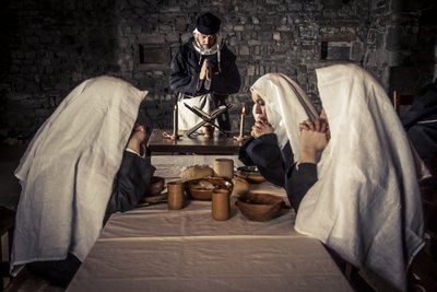 Historische re-enactment: Gebed voor het diner in de refter, klooster van de Orde van de Hospitaalridders (1250-1291), Akko, Israël door Unbekannt Unbekannt