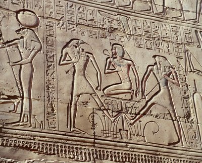 Interieur muurreliëfs die offers aan de goden uitbeelden, detail met jonge Ramses II met goden Thoth en Horus door Unbekannt Unbekannt