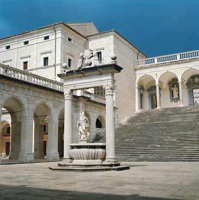 Italië, Lazio Regio, Frosinone Provincie, Cassino, Monte Cassino Abdij, hoofdtrap en put door Unbekannt Unbekannt
