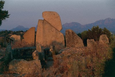 Italië, Sardinië, Arzachena, provincie Olbia-Tempio, Li Longhi Graf van de Reuzen, achteraanzicht door Unbekannt Unbekannt