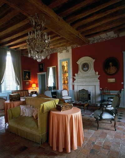 Woonkamer met balkenplafond en Louis XV- en Louis XVI-meubels, Kasteel van Reaux, Chouze-sur-Loire, Indre-et-Loire, Frankrijk (foto) door Unbekannt Unbekannt