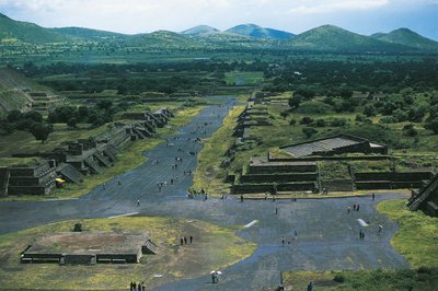 Mexico, Bekken van Mexico, Mexico-Stad, Teotihuacan (Stad van de Goden), Piramide van de Maan en Avenue van de Doden door Unbekannt Unbekannt