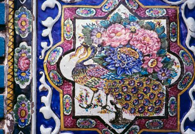 Pauw en bloemen, polychrome tegeldecoratie in Tekyeh Mo