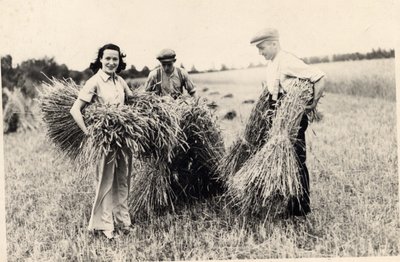 Foto van Adele Astaire tijdens de oogsttijd door Unbekannt Unbekannt