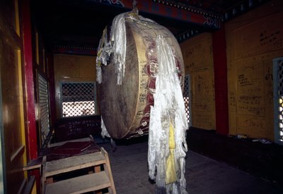 Gebedsmolen in het Ganden Sumtseling-klooster in Shangri-La, ook bekend als Zhongdian of Gyalthang, Yunnan, China door Unbekannt Unbekannt
