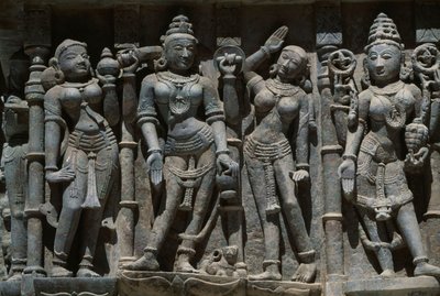 Reliëf met vrouwelijke figuren, Adishvara-tempel, Vimalavasi Tuk, tempelcomplex op Shatrunjaya-heuvel, Palitana, Gujarat, India door Unbekannt Unbekannt