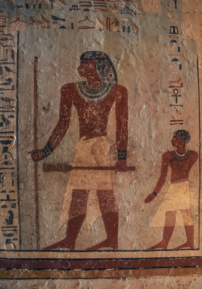 Sarenput, met het riet en de Sekhem-scepter, gevolgd door zijn zoon Ankhu, muurschildering, Graf van Sarenput II, Qubbet el-Hawa necropolis, nabij Aswan, Egypte, Egyptische beschaving, Middenrijk door Unbekannt Unbekannt