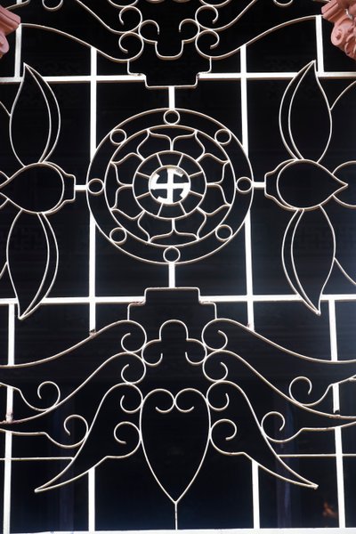 Vinh Trang Boeddhistische tempel, Boeddhistische symbolen: Dharma Wiel en Swastika, My Tho, Vietnam (foto) door Unbekannt Unbekannt