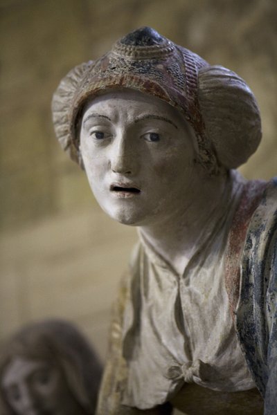 Heilige vrouw in een kap (beschilderde steen) door Ligier Richier