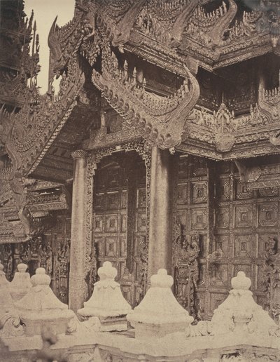 Amerapoora: Deur van Pyathat aan de Oostkant van Maha-too-lo-Bounghian Kyoung door Linnaeus Tripe