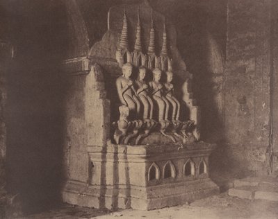 Nr. 23. Pugahm Myo [Pagan]. Beelden in Damayangyee Pagoda [Dhamma-yan-gyi]. door Linnaeus Tripe