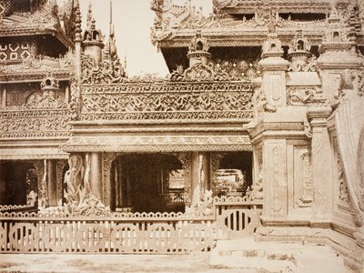 Nr. 92. Amerapoora. Een ander deel van het balkon van Kyoung Nr. 86 [Maha-too-lo-Bounghian Kyoung]. door Linnaeus Tripe