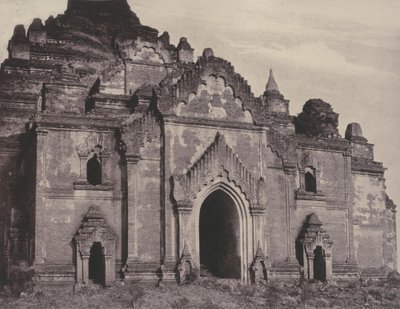 Pugahm Myo: Oostgevel van de Damayangyee-pagode door Linnaeus Tripe