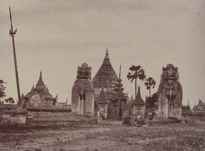 Pugahm Myo: Ingang van de Shwe Zeegong Pagode door Linnaeus Tripe