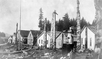 Indiaans dorp in Howkan, Alaska, 1896 door Lloyd Valentine and Pond, Edwin Percy Winter