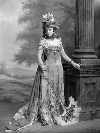 Mevrouw Algernon Bourke 1870-1967, geboren Guendoline Irene Emily Sloane-Stanley..., 1897 door London . Photo studio Lafayette